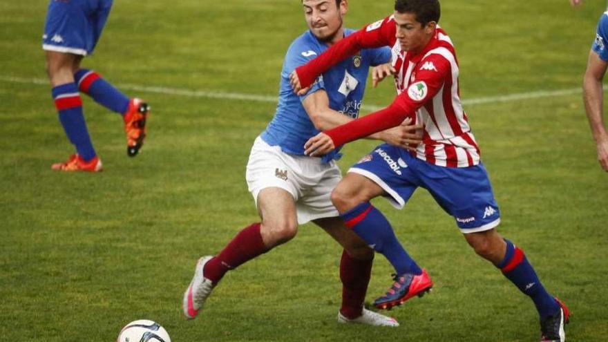 El rojiblanco Dreyer pelea un balón ante un futbolista del Pontevedra.