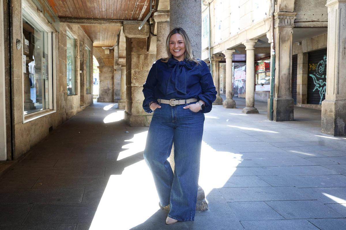 La pontevedresa Leti Cochón, en los soportales de A Ferrería.