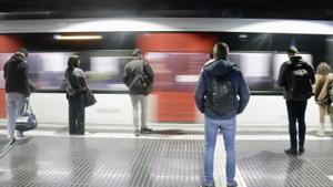 Usuarios de FGC suben al tren en Sabadell Plaça Major