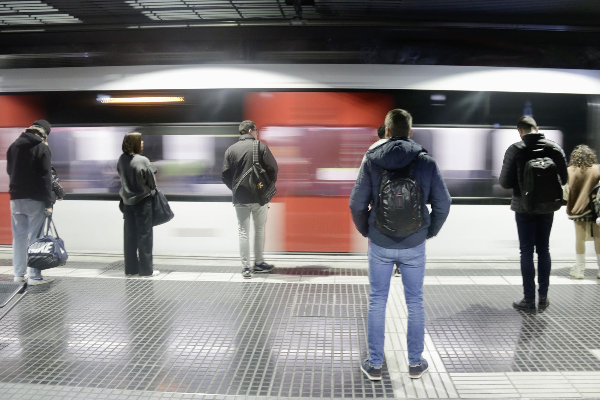 Usuarios de FGC suben al tren en Sabadell Plaça Major