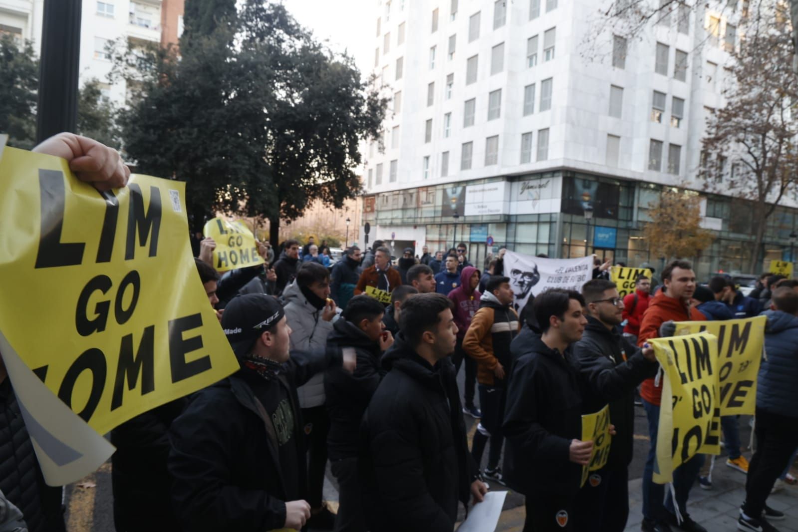 Más de 300 valencianistas protestan contra la gestión de Meriton en las oficinas del Valencia CF