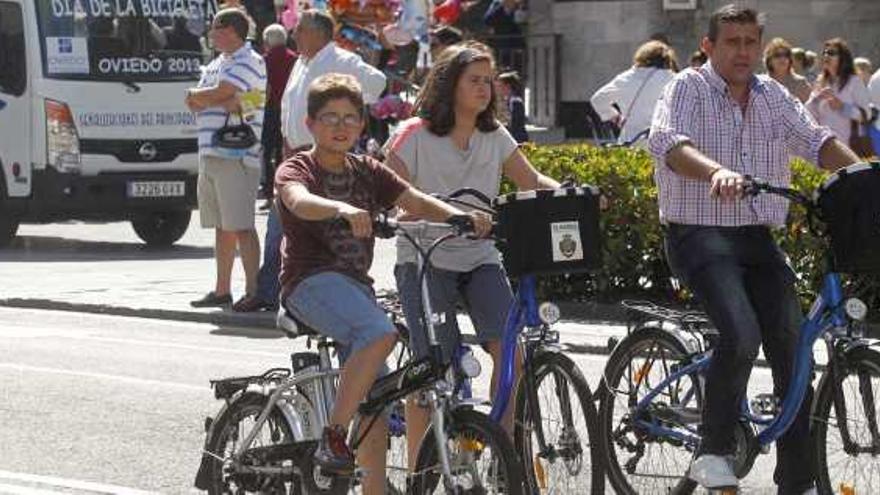 Ciclistas celebrando el día de la movilidad. | luisma murias