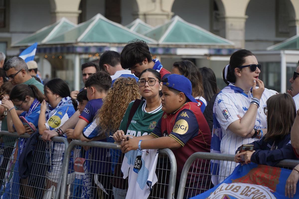 Miles de personas celebraron el ascenso con el Deportivo en la plaza de María Pita de A Coruña