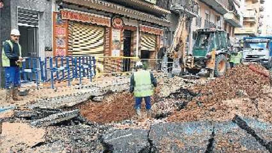 La fuga de agua obligó a los operarios a emplearse a fondo prácticamente todo el día y a cortar parte de la calle