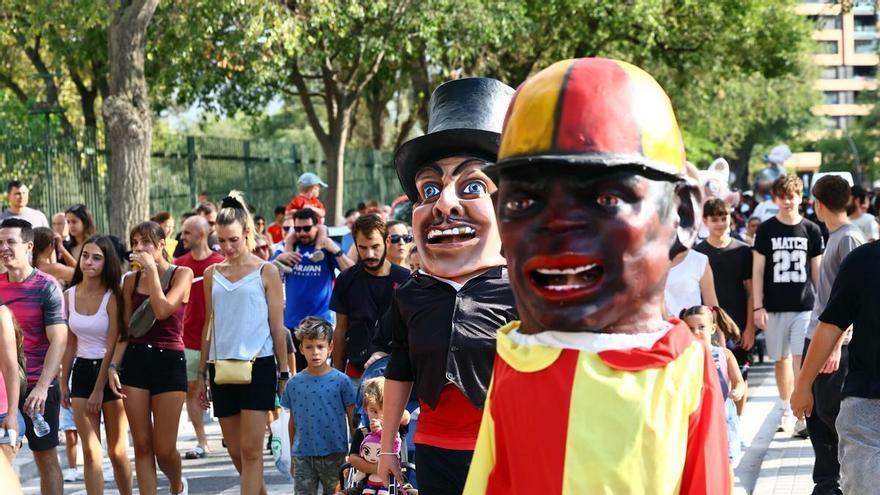 Los cabezudos animan las fiestas del barrio de Las Fuentes