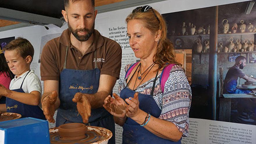 Rutas turísticas, gincanas, juegos y gastronomía en la Feria Artesanal de Agost