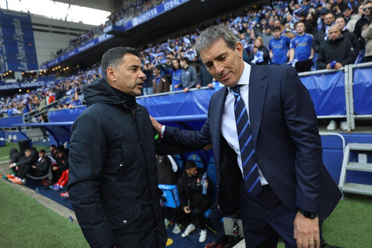 Míchel i Almada conversen abans de l'inici del partit.