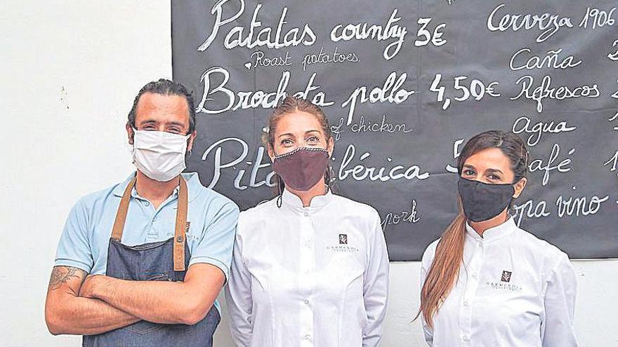 Thomás Lepori, Vanesa Capellini y Itati Lucena de Garmendia Catering.