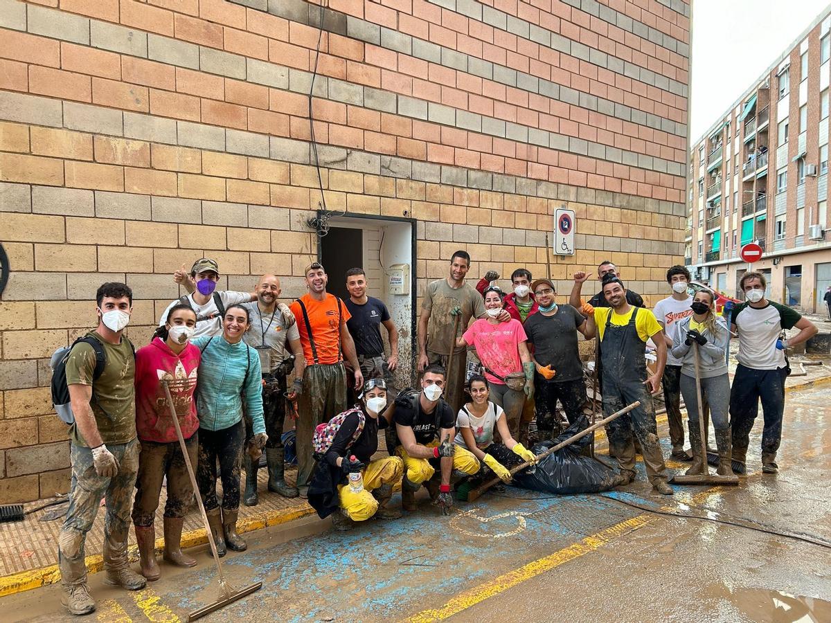 Trabajadores del club y voluntariado limpiando las instalaciones tras la dana.