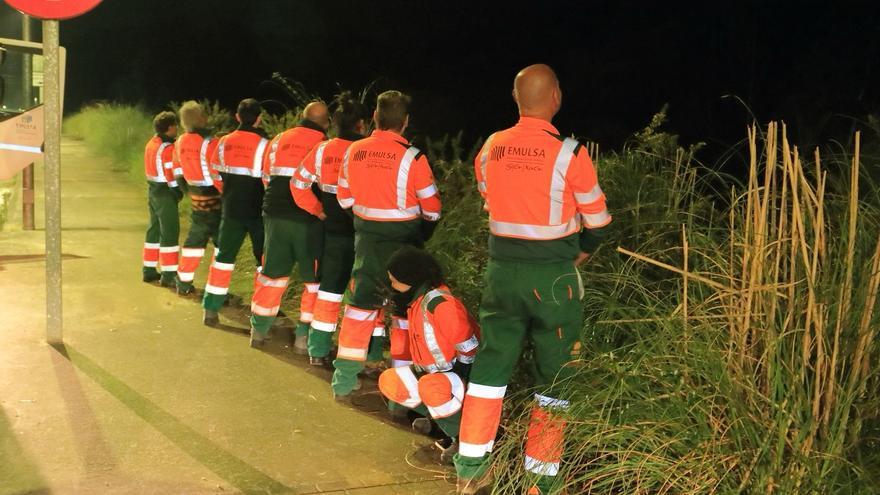 No tienen baño mientras trabajan y así lo han escenificado: la llamativa protesta de los trabajadores de recogida de basura de Gijón