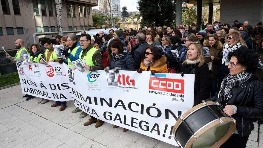 Funcionarios se concentraron ante los juzgados. // M.G.B.