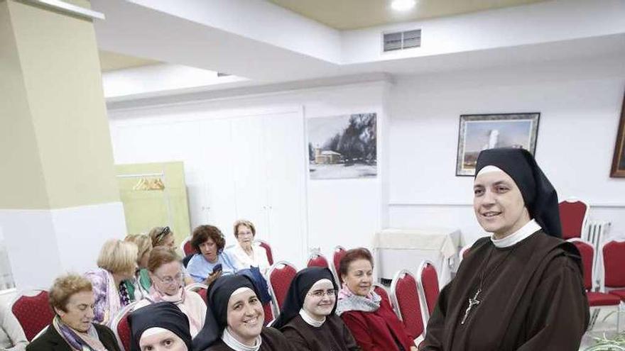 Olga María del Redentor, de pie, junto a tres hermanas de congregación, ayer, en Avilés.