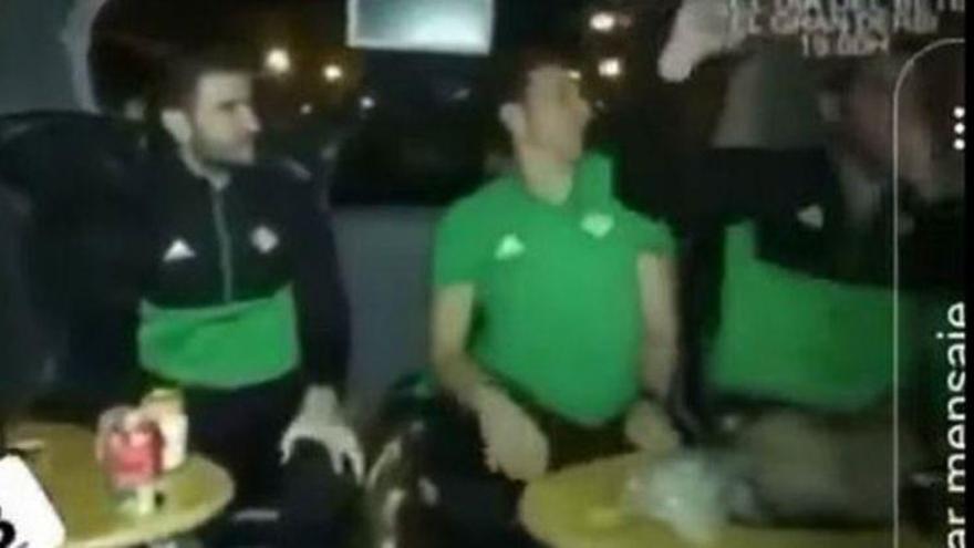 El grito de guerra de Adán (Betis): &quot;Mi novia es del Sevilla y es una puta más&quot;