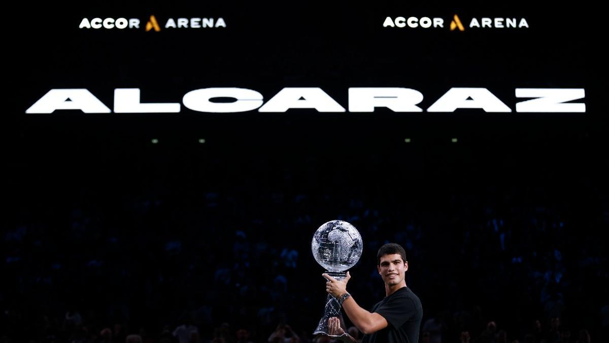 Alcaraz, con el trofeo de número uno