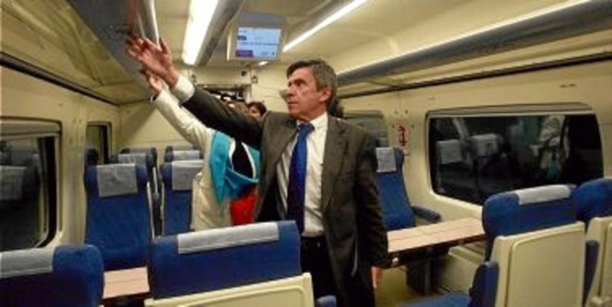El directiu de Renfe Javier Pérez Sanz mostra l’interior d’un dels nous S-449 que ja donen servei a la línia de Girona, dilluns a Sants. El directiu de Renfe Javier Pérez Sanz mostra l’interior d’un dels nous S-449 que ja donen servei a la línia de Girona, dilluns a Sants.