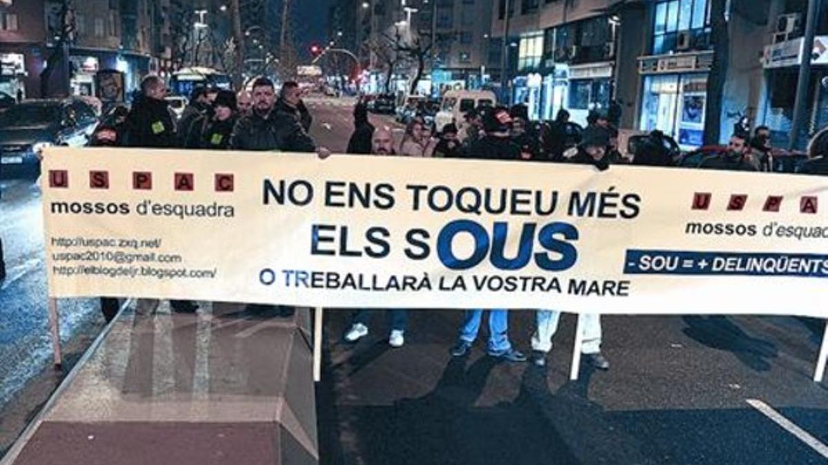 La manifestación 8 Un grupo de mossos del sindicato USPAC corta una calle en Lleida, ayer por la tarde.