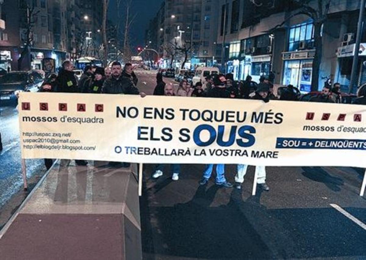 La manifestació 8 Un grup de mossos del sindicat USPAC tallen un carrer a Lleida, ahir a la tarda. La manifestació 8 Un grup de mossos del sindicat USPAC tallen un carrer a Lleida, ahir a la tarda.