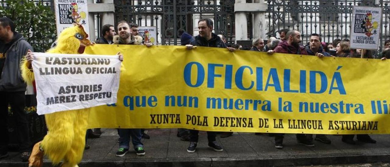 Protesta ante la Junta por la oficialidad del asturiano en una imagen de archivo.