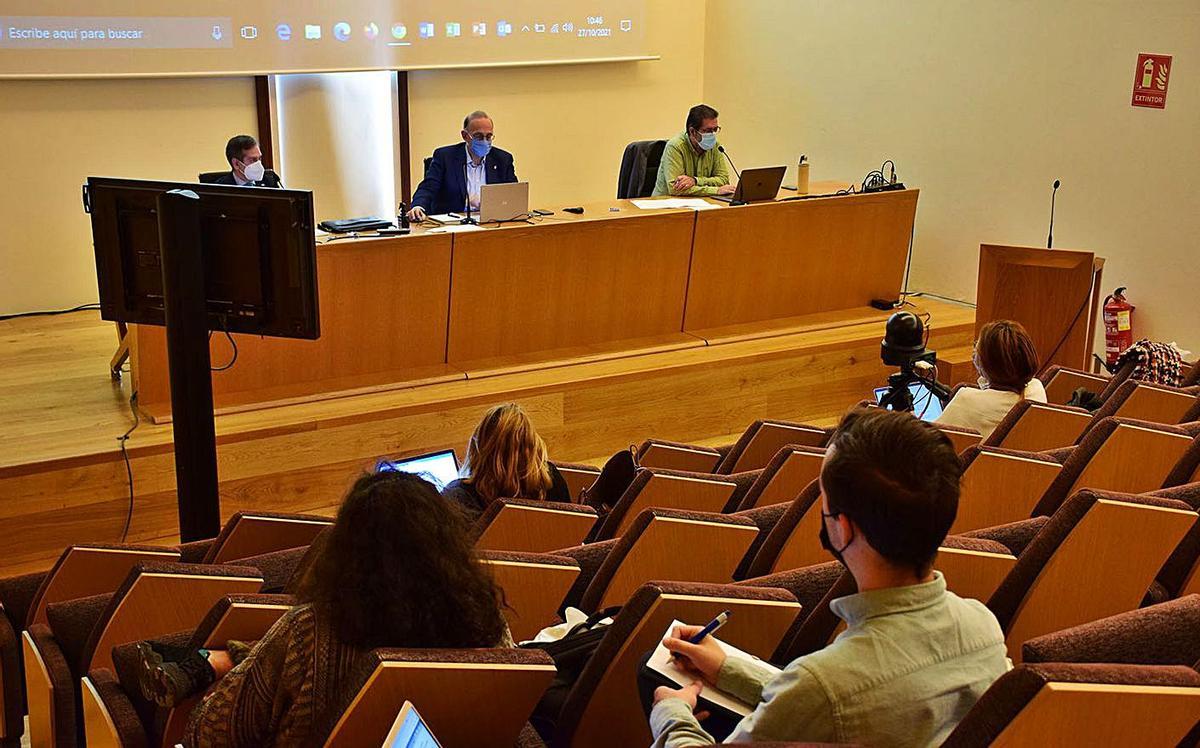 Sesión del Consello de Goberno celebrada ayer en el campus de As Lagoas-Marcosende. |   // DUVI