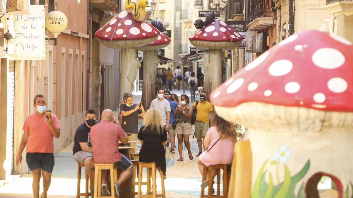 La setas de la calle San Francisco de Alicante captan la atención de las redes sociales.