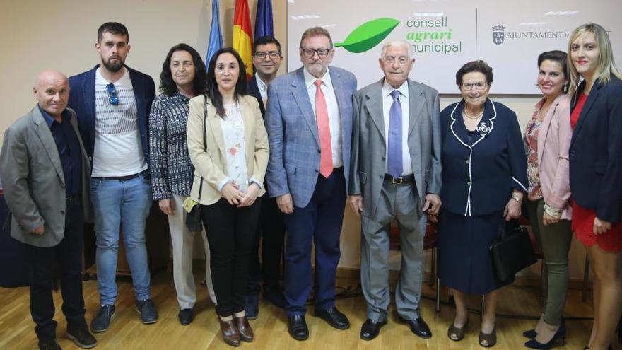 El agricultor con representantes de la corporación local.