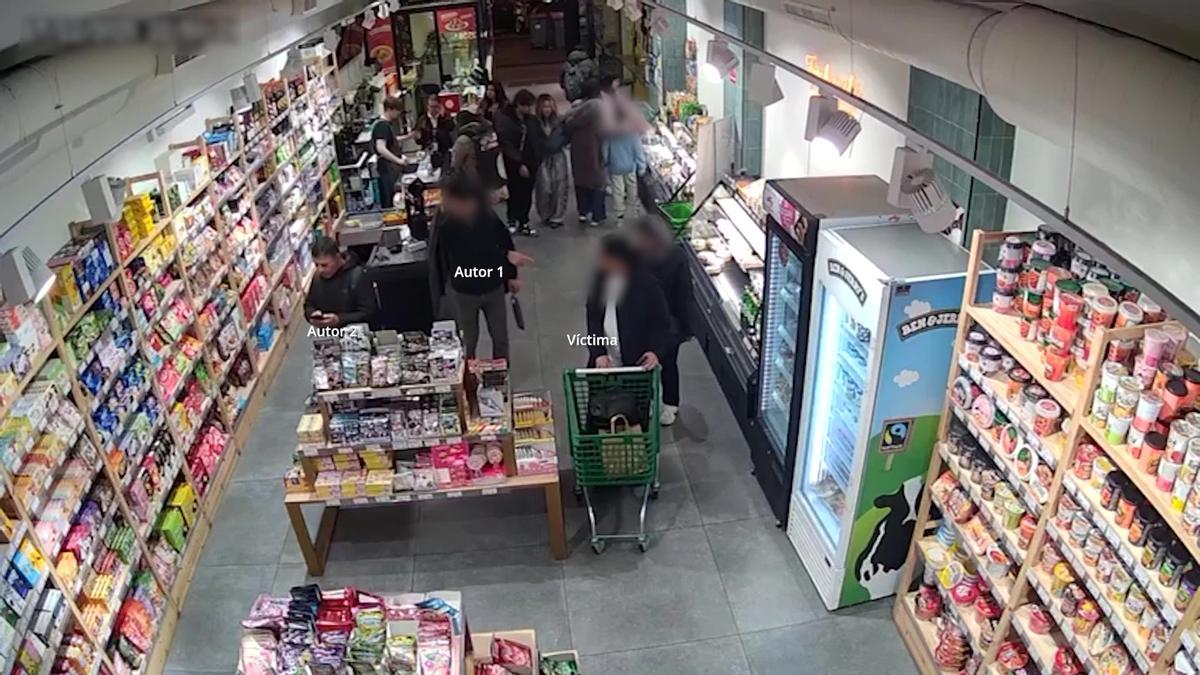 Imagen del sospechoso y su cómplice en el momento de robar a una víctima en un comercio