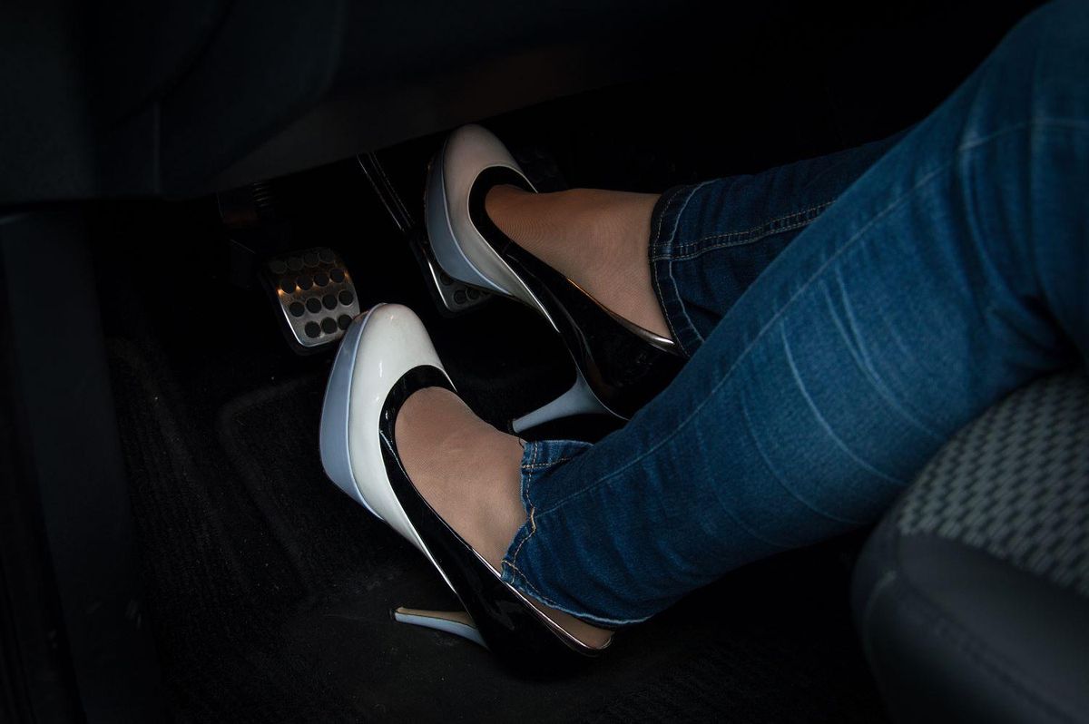 Una mujer con tacones en un coche.