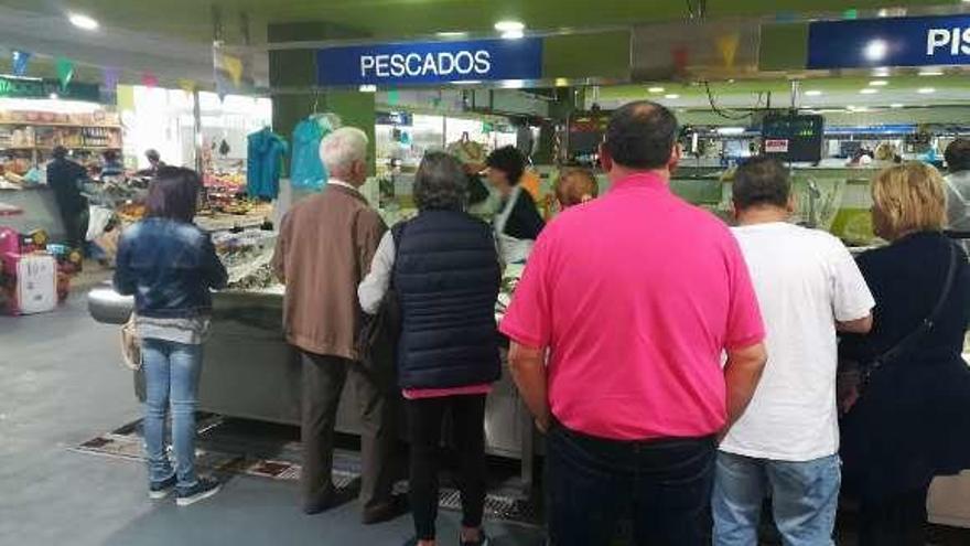 Clientes comprando en la plaza de abastos de Ponteareas. // D.P.