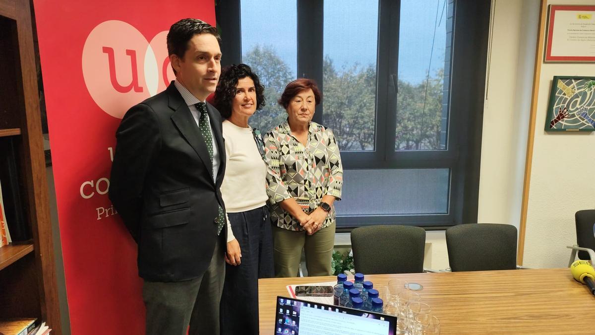 Fernando Clavijo, Sara Menéndez y Carmen Moreno, en la sede de la Unión de Comerciantes, en una imagen de archivo.
