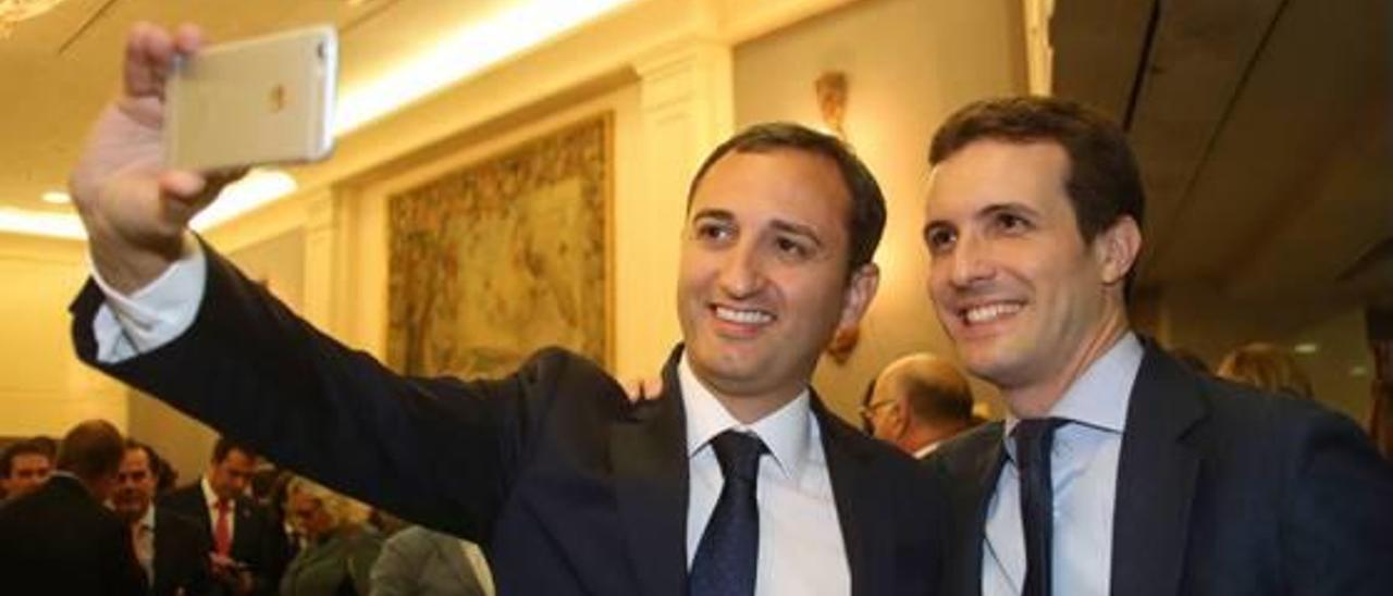 César Sánchez se hace un «selfie» con el presidente del PP, Pablo Casado, recientemente.