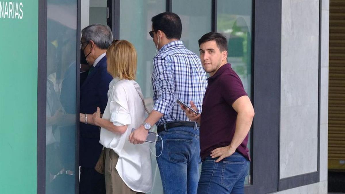 Román Rodríguez llega ayer a la reunión en la sede de NC para analizar la expulsión del Registro de Partidos.