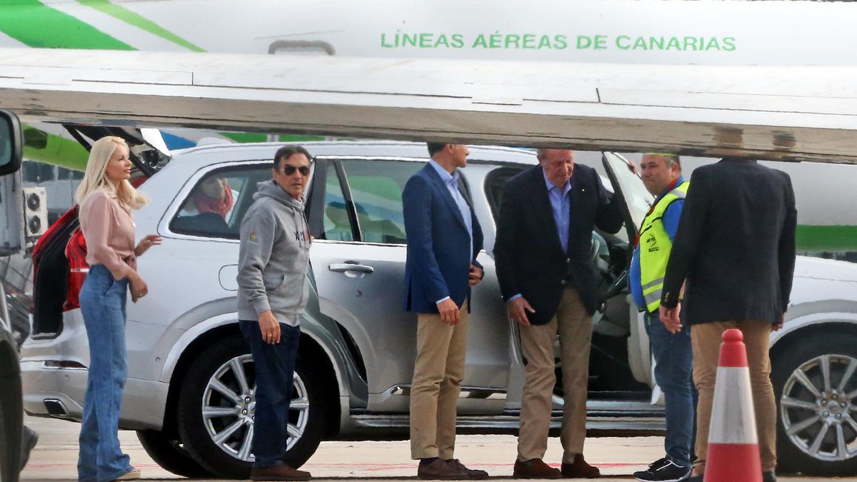 El rey en el aeropuerto de Peinador.