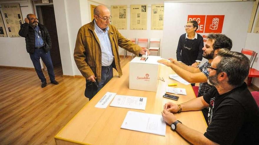 Un militante vota en la Casa do Pobo de Vilagarcía, durante la mañana de ayer. // Iñaki Abella
