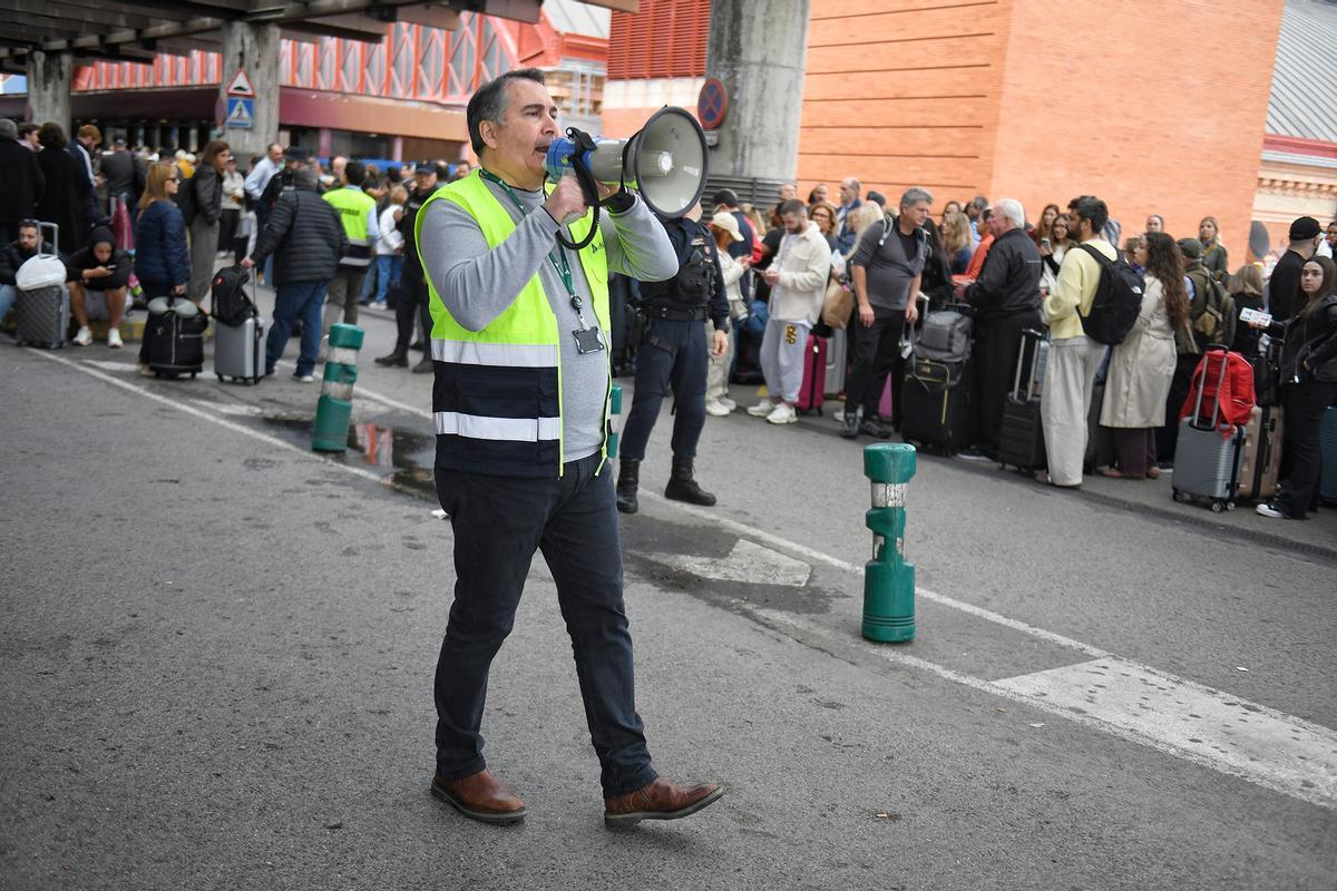 Colas y desconcierto en Atocha tras el robo de cable en la línea de alta velocidad Madrid-Andalucía