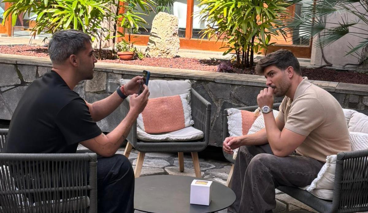El periodista Adolfo Rodríguez y el cantante Pablo Alborán