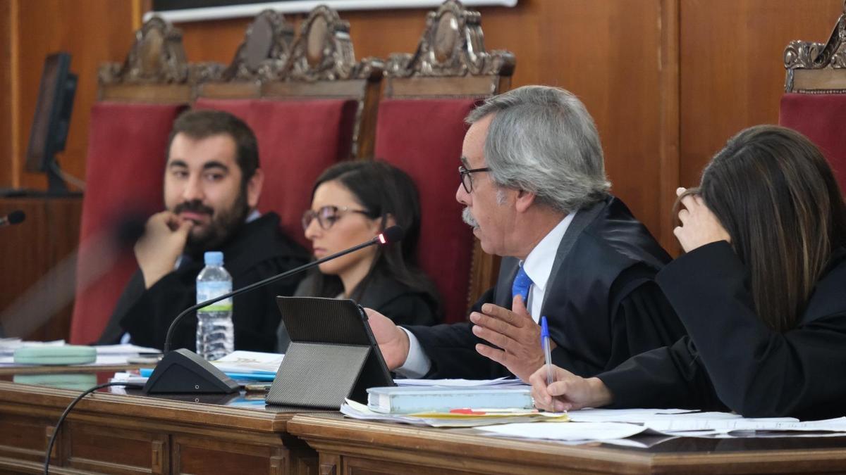 Los abogados de las acusaciones particulares y la defensa, este lunes durante la última jornada del juicio oral por el crimen del bar JM en la Audiencia de Badajoz.