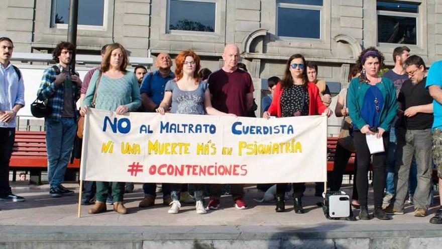 Los concentrados, durante el minuto de silencio en recuerdo de Andreas F. G.