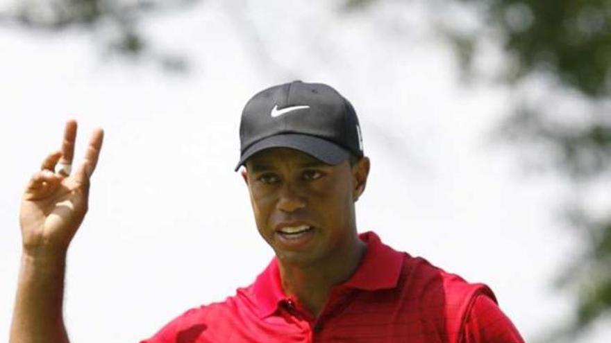 Tiger Woods suma y sigue tras ganar en Akron. Reuters