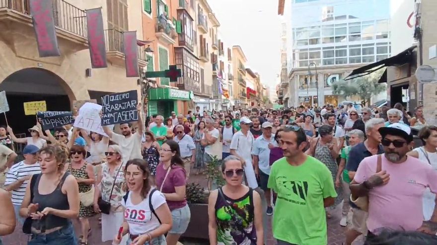 Tausende Menschen demonstrieren auf Mallorca gegen die Folgen des Massentourismus