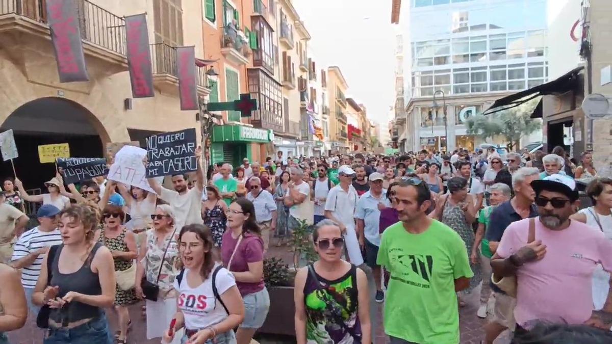 Tausende Menschen demonstrieren am Sonntag (15.6.) gegen die Folgen des Massentourismus auf Mallorca