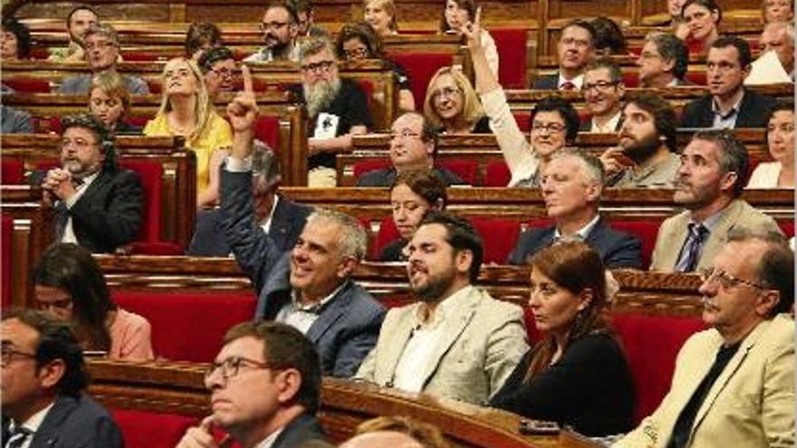 Part dels diputats del Parlament votant la destitució del president d&#039;Antifrau, Daniel de Alfonso.