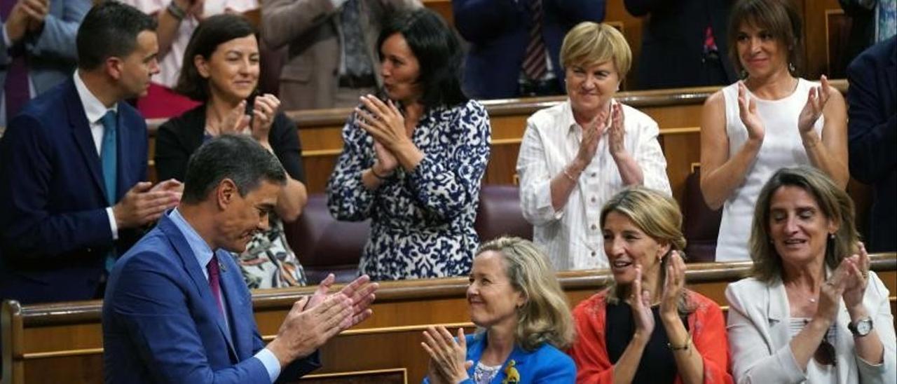 El presidente del Gobierno, Pedro Sánchez, aplaudido por su bancada y por el Ejecutivo, durante la segunda jornada del debate sobre el estado de la nación, este 13 de julio de 2022 en el Congreso.