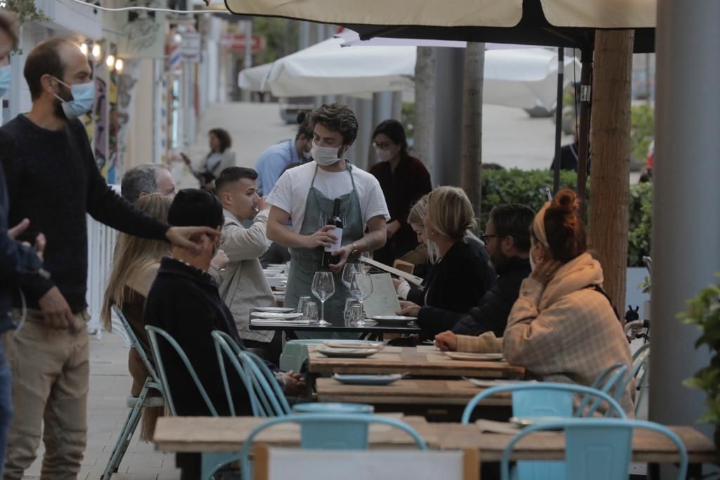 Terrazas llenas en la reapertura nocturna de los restaurantes