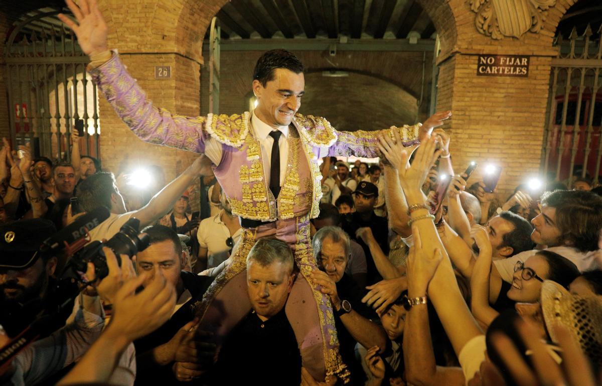 Paco Ureña durante una salida a hombros en la Feria de Julio de València