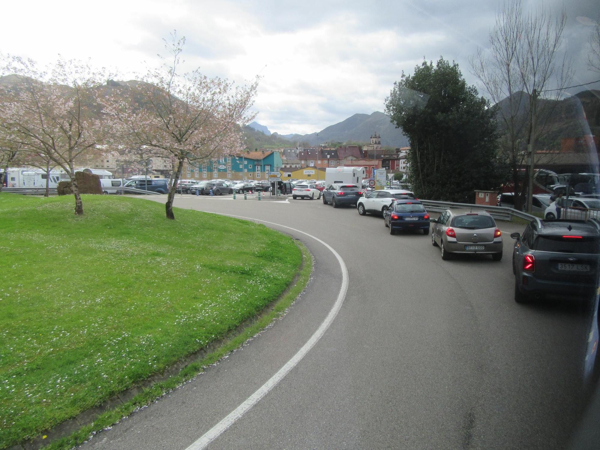 Cientos de personas se congregan en Covadonga este Viernes Santo