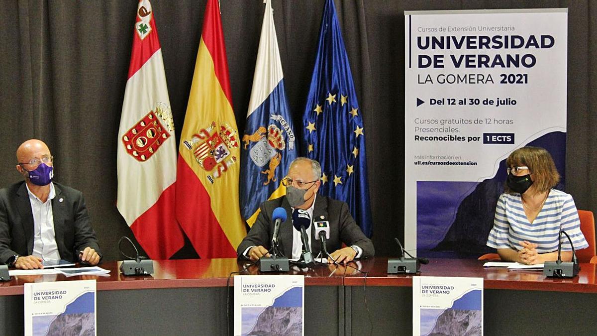Juan Albino, Casimiro Curbelo y Rosa Elena García, en la presentación de la Universidad de Verano de La Gomera. | | E.D.