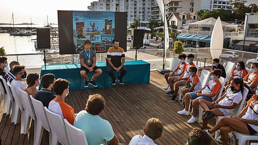 Un instante de la charla-coloquio con el doble subcampeón júnior.