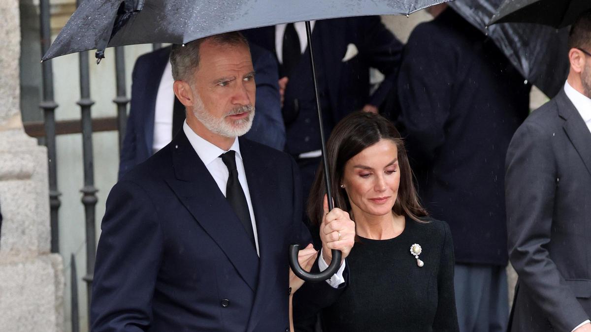 Los reyes Felipe y Leticia a la salida de la misa funeral de Fernando Gómez-Acebo y de Borbón