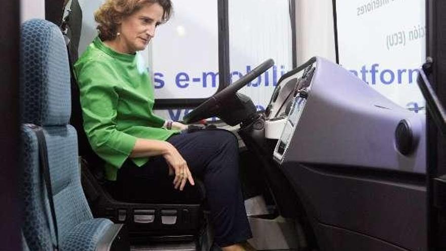 La ministra Teresa Ribera, ayer, al volante de un autocar en Barcelona.