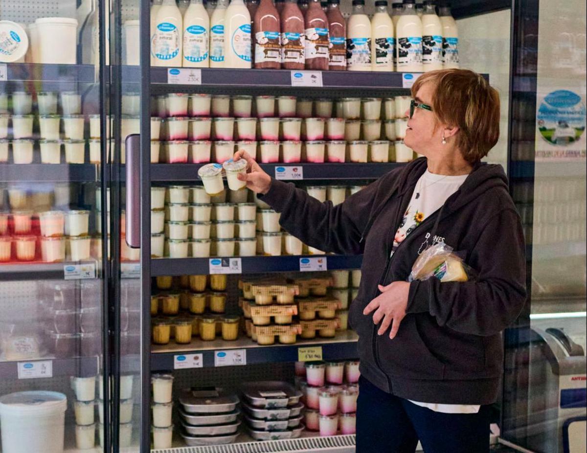 Eva Farrando dins la botiga de la granja.